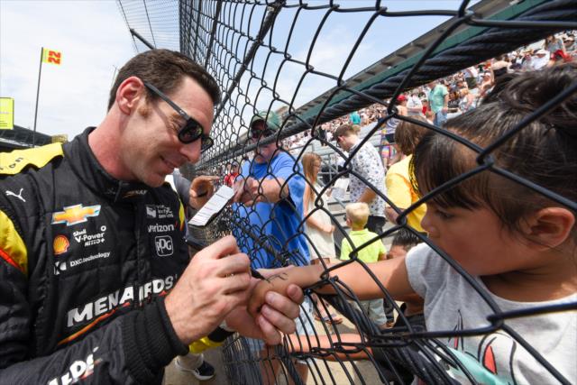 Simon Pagenaud signs a unique autograph along pit lane prior to qualifications for the 102nd Indianapolis 500 at the Indianapolis Motor Speedway -- Photo by: James  Black