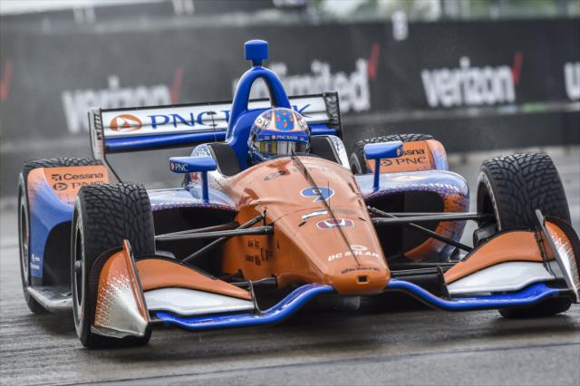 Scott Dixon sails through Turn 2 during qualifications for Race 2 of the Chevrolet Detroit Grand Prix at Belle Isle Park -- Photo by: Chris Owens