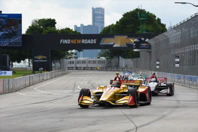 Ryan Hunter-Reay leads a group into Turn 1 during Race 2 of the Chevrolet Detroit Grand Prix at Belle Isle Park -- Photo by: James  Black