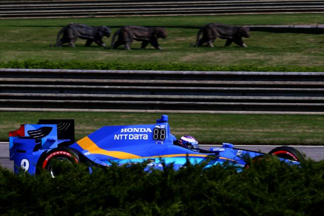 Scott Dixon streaks by the tiger sculptures toward Turn 5 during qualifications for the Honda Indy Grand Prix of Alabama -- Photo by: Bret Kelley
