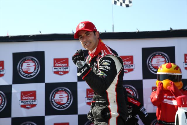 Helio Castroneves captures the Verizon P1 Award for winning the pole for Race 1 of the Chevrolet Indy Dual in Detroit -- Photo by: Chris Jones