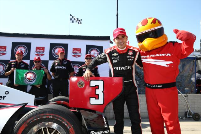 Helio Castroneves wins the Verizon P1 Award for winning the pole for Race 1 of the Chevrolet Indy Dual in Detroit -- Photo by: Chris Jones