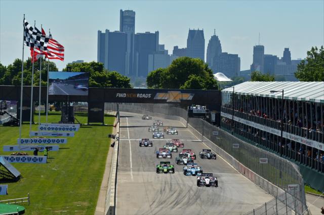 The start of Race 1 of the 2014 Chevrolet Indy Dual in Detroit -- Photo by: Chris Owens