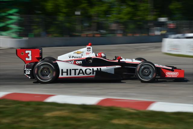 Helio Castroneves begins his Turn 3 exit during Race 1 of the Chevrolet Indy Dual in Detroit -- Photo by: Chris Owens