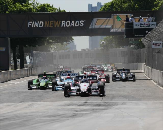 Helio Castroneves leads the field at the start of Race 1 of the Chevrolet Indy Dual in Detroit -- Photo by: Joe Skibinski