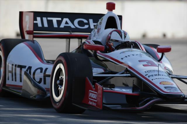 Helio Castroneves on course during qualifications for Race 1 of the Chevrolet Indy Dual in Detroit -- Photo by: Joe Skibinski