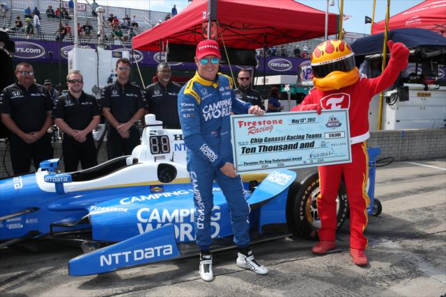 Scott Dixon accepts the Firestone Pit Stop Performance Award on behalf of Chip Ganassi Racing for their performance during the INDYCAR Grand Prix -- Photo by: Chris Jones