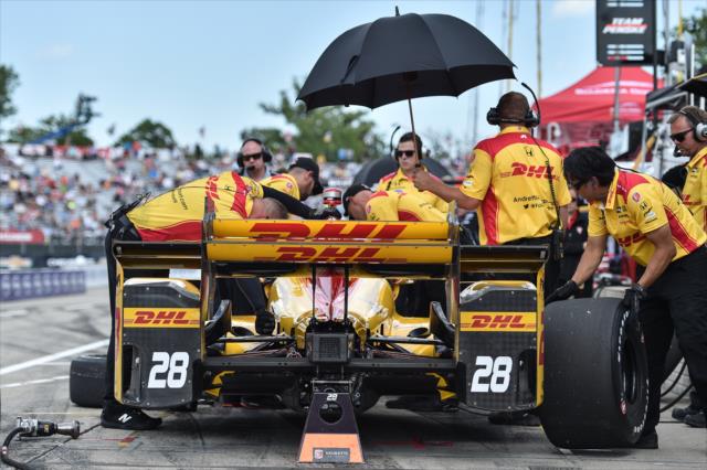 The Andretti Autosport team look over the No. 28 DHL Honda of Ryan Hunter-Reay on pit lane during practice for the Chevrolet Detroit Grand Prix -- Photo by: Chris Owens