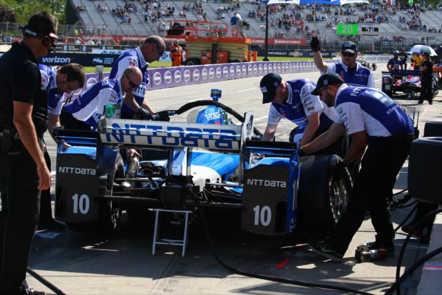 The Chip Ganassi Racing team prepare the No. 10 NTT Data Honda of Tony Kanaan on pit lane prior to qualifications for Race 1 of the Chevrolet Detroit Grand Prix -- Photo by: Bret Kelley