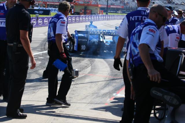 Tony Kanaan peels out of his pit stall to begin qualifications for Race 1 of the Chevrolet Detroit Grand Prix -- Photo by: Bret Kelley
