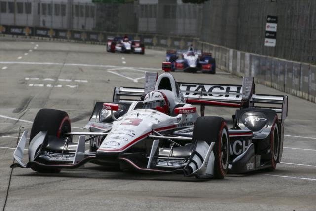 Helio Castroneves sets up for Turn 1 during Race 1 of the Chevrolet Detroit Grand Prix -- Photo by: Bret Kelley