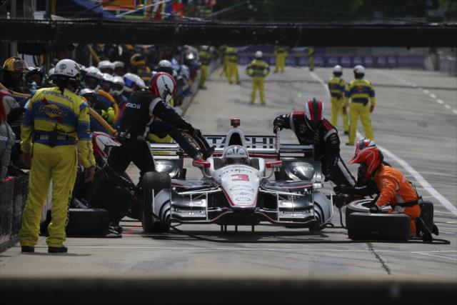 Helio Castroneves comes in for tires and fuel on pit lane during Race 1 of the Chevrolet Detroit Grand Prix -- Photo by: Bret Kelley