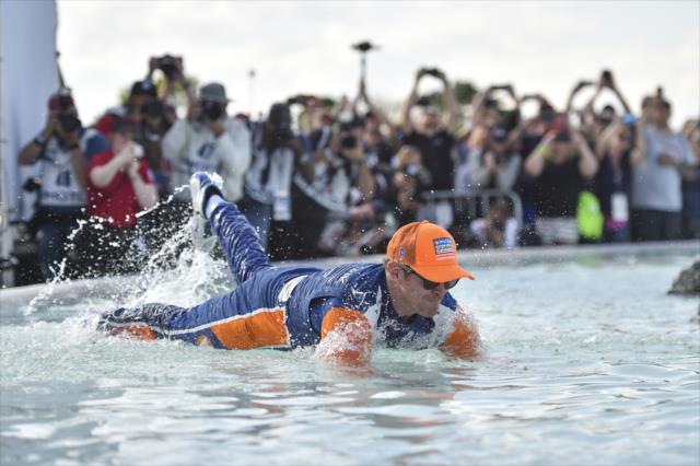 Scott Dixon dives into the fountain after winning race 2 of the Chevrolet Detroit Grand Prix -- Photo by: Chris Owens