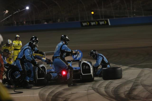 The crew of Simon Pagenaud go to work early in the MAVTV 500 -- Photo by: Chris Jones
