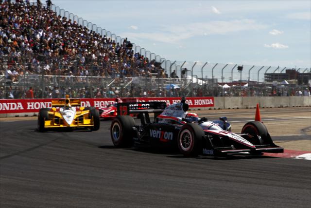Will Power leads Helio Castroneves and Dario Franchitti. -- Photo by: LAT Photo USA