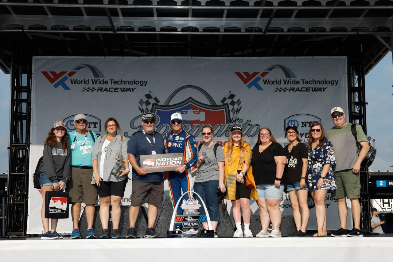 Scott Dixon with IndyCar Nation members - Bommarito Automotive Group 500 - By: Joe Skibinski -- Photo by: Joe Skibinski