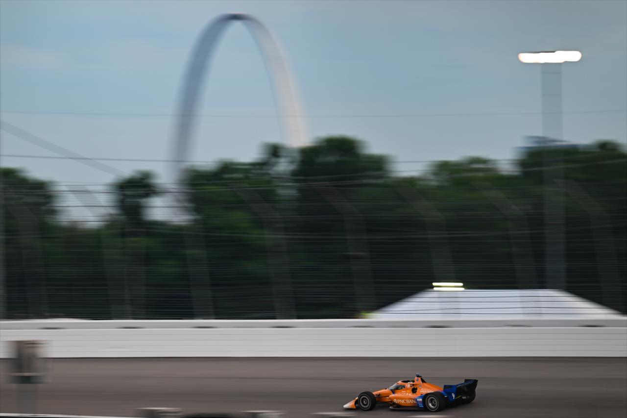 Scott Dixon - Bommarito Automotive Group 500 - By: James Black -- Photo by: James  Black