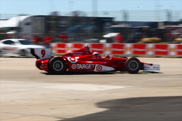 Scott Dixon powers through the Turn 2 chicane during Race 2 of the Shell and Pennzoil Grand Prix of Houston -- Photo by: Bret Kelley