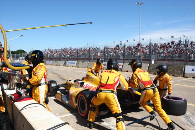 The Andretti Autosport team push Ryan Hunter-Reay back into competition -- Photo by: Chris Jones