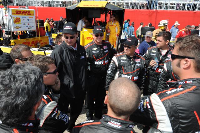 Verizon Team Penske in a team meeting prior to Race 2 of the Shell and Pennzoil Grand Prix of Houston -- Photo by: Chris Owens