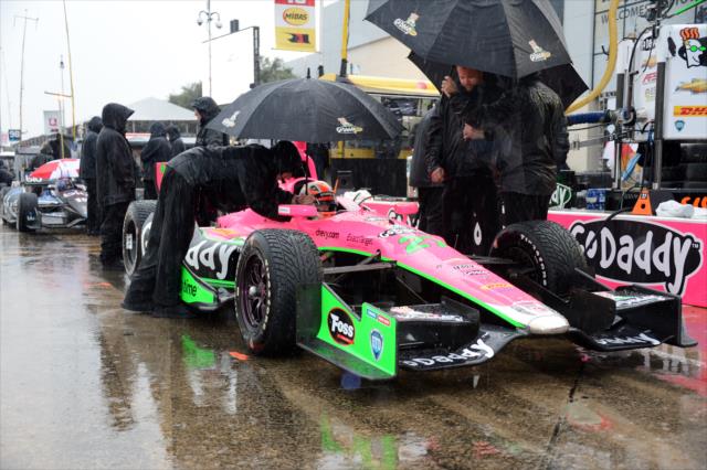 The Andretti Autosport team keep James Hinchcliffe dry during the rain delayed qualification session -- Photo by: Chris Owens
