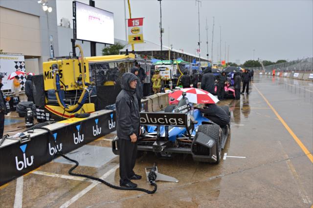Teams wait out the rain delay before qualifications for Race 2 of the Shell and Pennzoil Grand Prix of Houston -- Photo by: John Cote