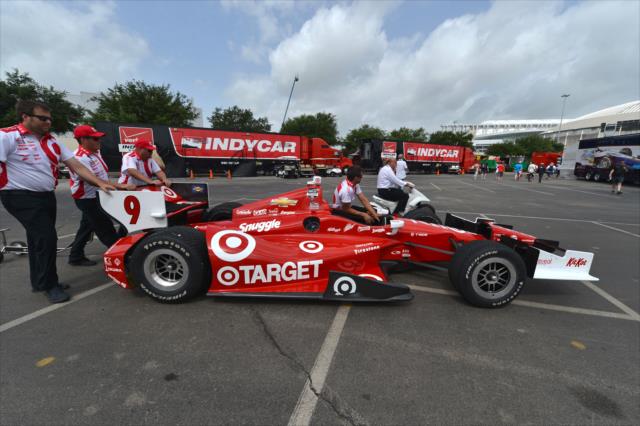 Scott Dixon's car heads back to the truck. -- Photo by: Chris Owens