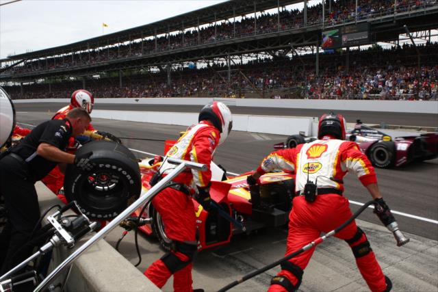 Helio Castroneves comes in for a stop -- Photo by: Chris Jones