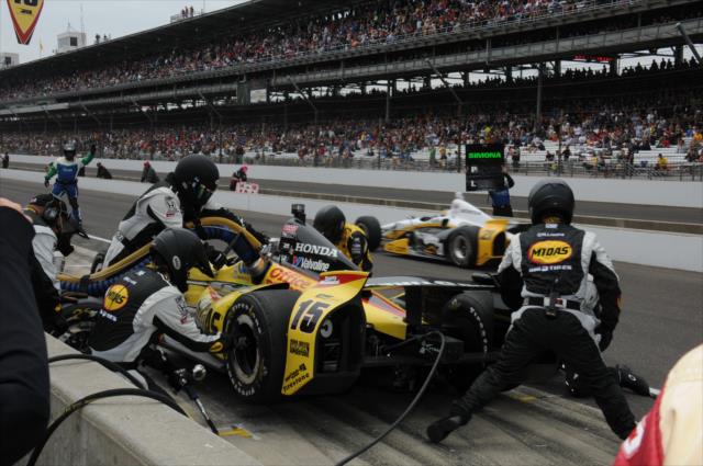 Graham Rahal pit stop -- Photo by: Eric McCombs