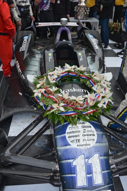 The Borg Warner wreath on Tony Kanaan's car -- Photo by: John Cote