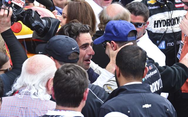 Dario Franchitti congratulates Tony Kanaan -- Photo by: Michael Roth