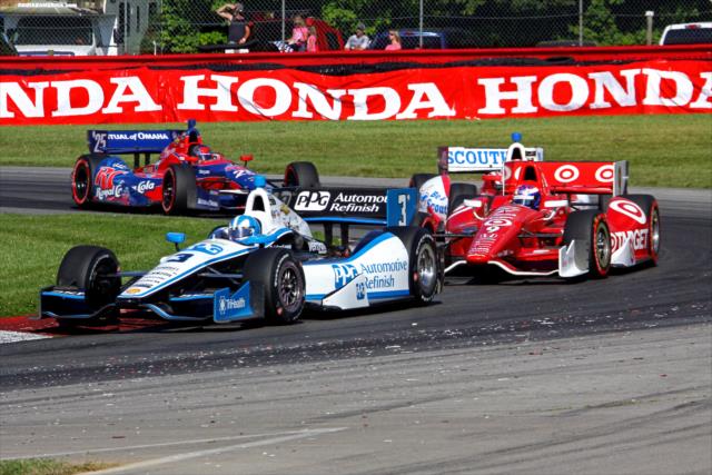 Helio Castroneves leads Scott Dixon, Justin Wilson, and Marco Andretti through the Carousel (Turn 12) at Mid-Ohio -- Photo by: Mike Harding