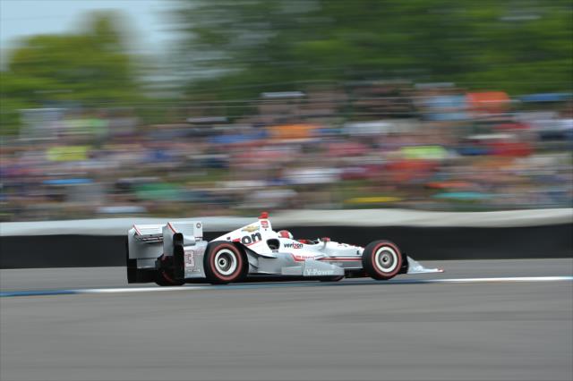 Helio Castroneves apexes Turn 6 during the Angie's List Grand Prix of Indianapolis at the Indianapolis Motor Speedway -- Photo by: Chris Owens