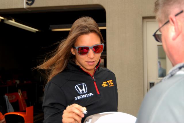Simona de Silvestro signs an autograph for a fan -- Photo by: Mike Young