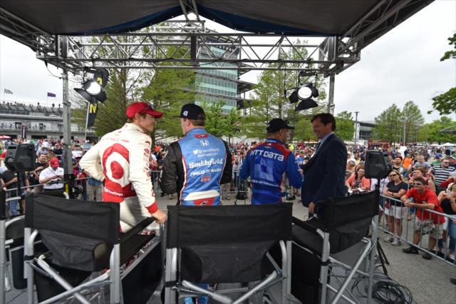 Driver Tony Kanaan, Conor Daly and Scott Dixon speak with fans prior to qualifying at IMS -- Photo by: John Cote