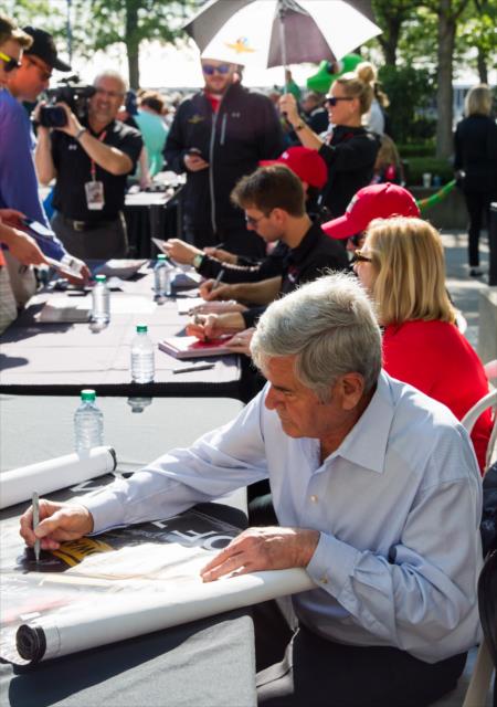 Al Unser signs autographs for fans during the full field autograph session at IMS -- Photo by: Jason Porter