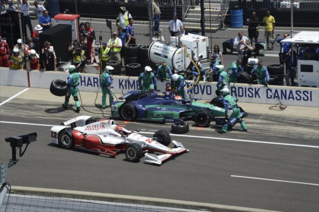 Simon Pagenaud and Charlie Kimball in pit lane -- Photo by: Jim Haines