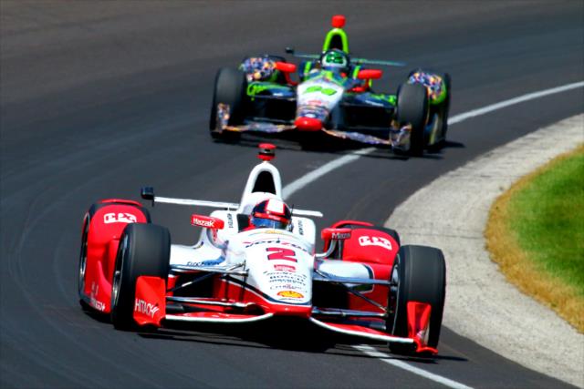 Juan Pablo Montoya leads Townsend Bell at Indy 500 -- Photo by: Mike Harding