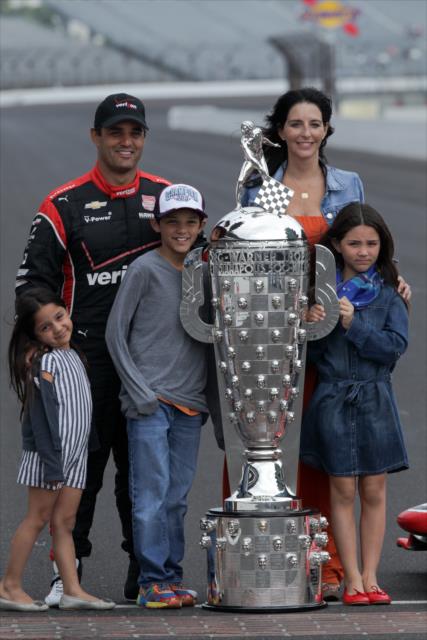 JPM with family and Borg-Warner trophy -- Photo by: Joe Skibinski