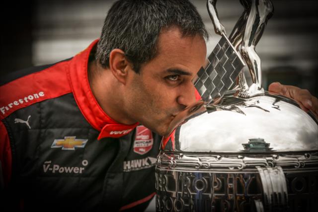 Montoya kisses Borg-Warner trophy at IMS -- Photo by: Shawn Gritzmacher