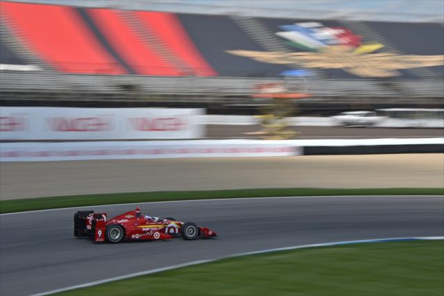 Scott Dixon qualifying for the Angie's List Grand Prix of Indianapolis. -- Photo by: John Cote