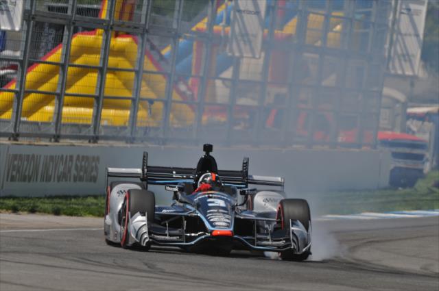 Helio Castroneves on the brakes entering Turn 7 during qualifications for the Angie's List Grand Prix of Indianapolis -- Photo by: Walter Kuhn