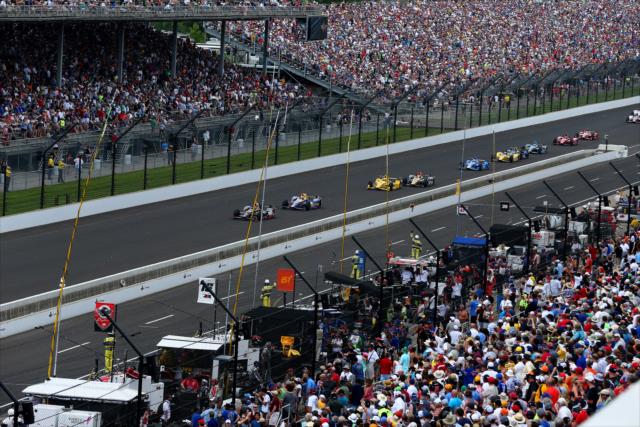 Alex Tagliani and Alexander Rossi lead the field to the green for the final restart of the 100th Indianapolis 500 -- Photo by: Bret Kelley