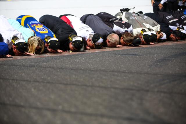 Alexander Rossi and the Andretti Herta Autosport team kiss the bricks following their win in the 100th Indianapolis 500 -- Photo by: David Yowe