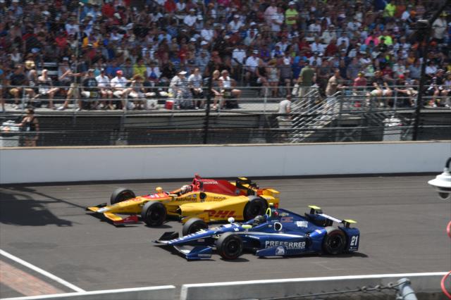 Ryan Hunter-Reay and Josef Newgarden go side-by-side on the frontstraight during the 100th Indianapolis 500 -- Photo by: Jim Haines