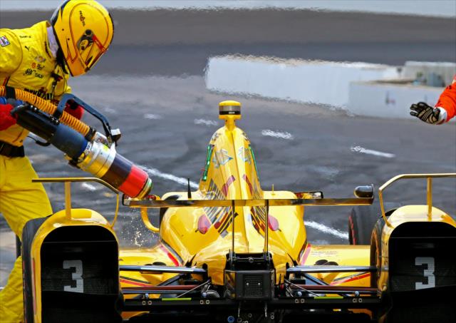 Helio Castroneves comes in for fuel during the 100th Indianapolis 500 -- Photo by: Mike Harding