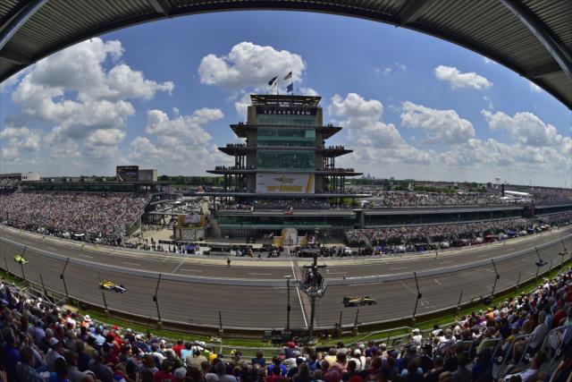 Race action during the 100th Indianapolis 500 -- Photo by: Walter Kuhn