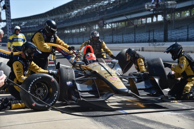 James Hinchcliffe and his team during a tire change -- Photo by: Dana Garrett