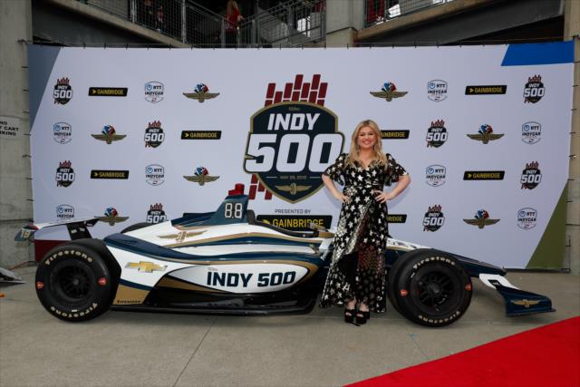 Kelly Clarkson on the red carpet at the 103rd Running of the Indianapolis 500 presented by Gainbridge -- Photo by: Joe Skibinski