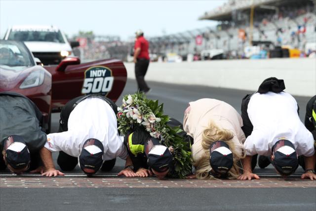 Pagenaud and family kiss the bricks after the 103rd Running of the Indianapolis 500 -- Photo by: Joe Skibinski